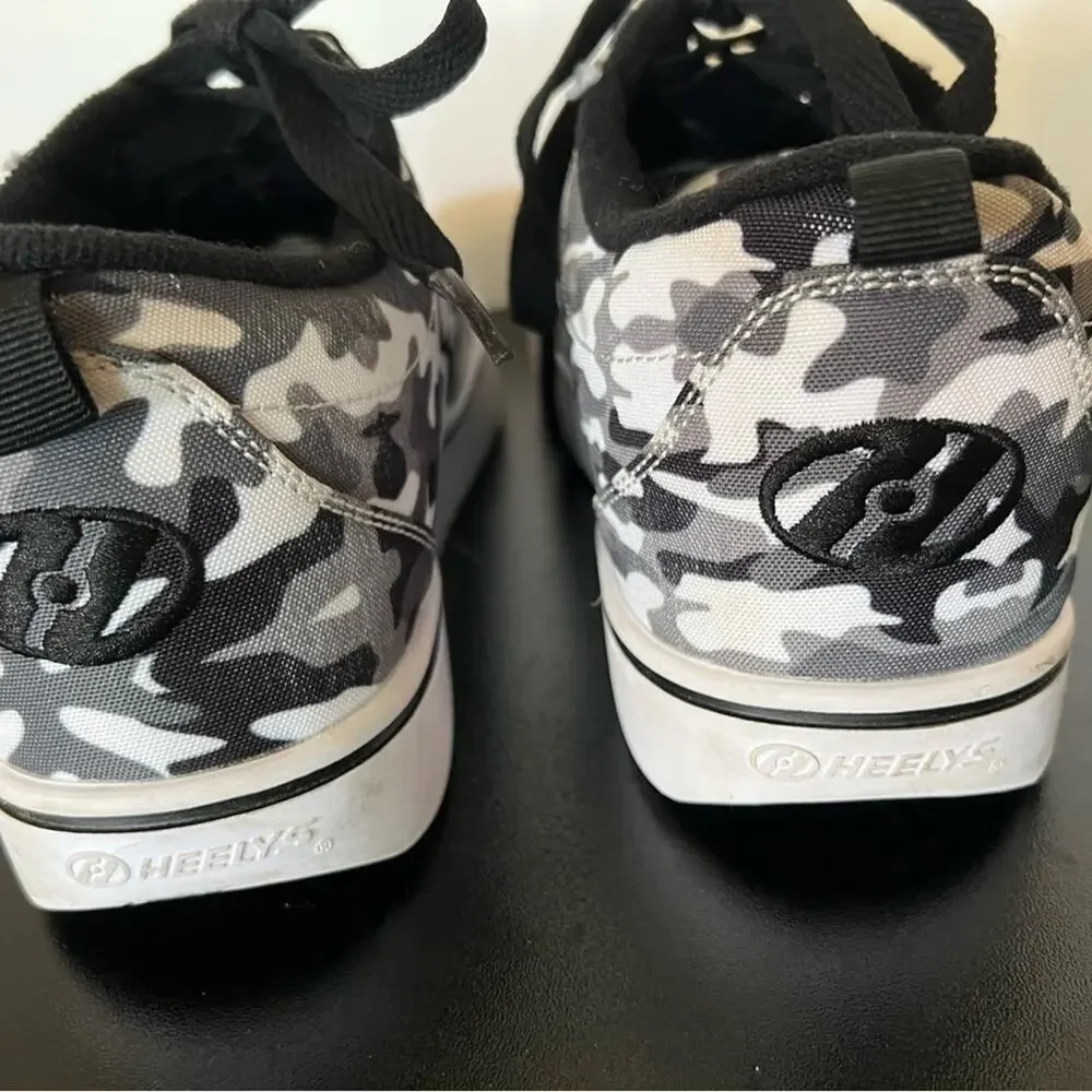 HEELYS BOYS “CAMO” SNEAKER SIZE 6 MINT